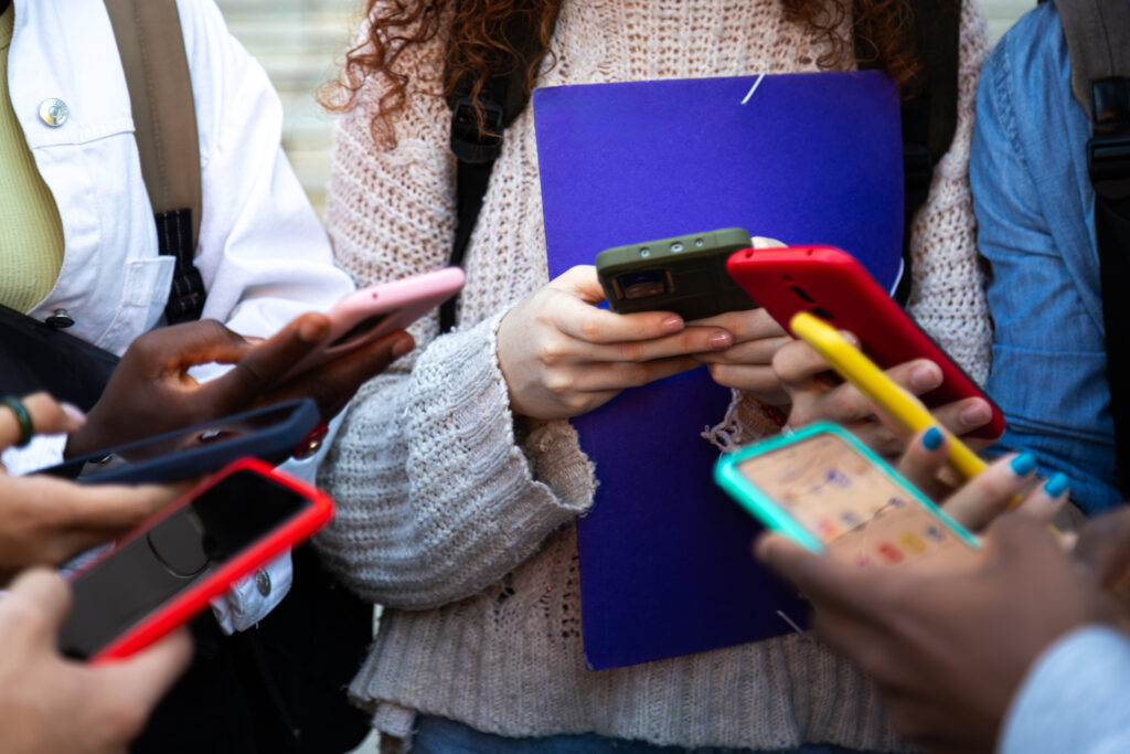 gen z texting and using social media on their cell phones